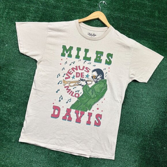 Miles Davis Venus de Milo Jazz Trumpet Icon Oversized T-Shirt Size Medium - Picture 3 of 4